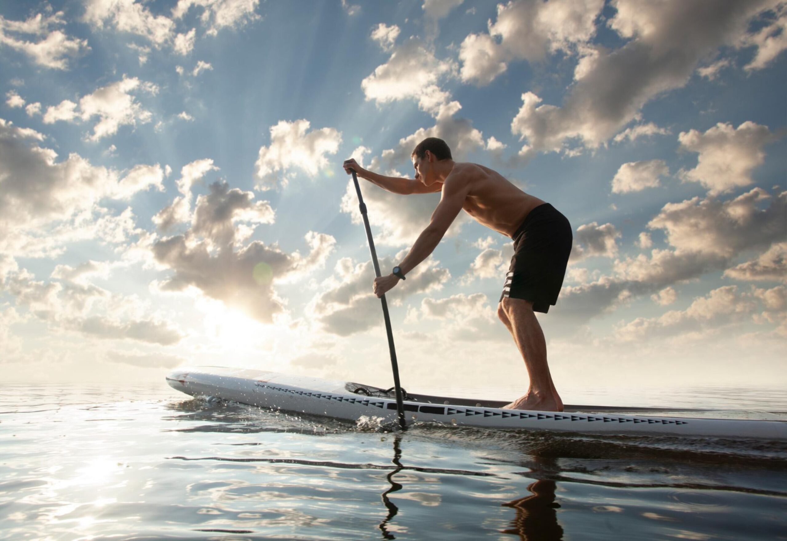 Un deporte completo en el agua y adaptable a todos los niveles: cómo iniciarse en el Stand Up Paddle